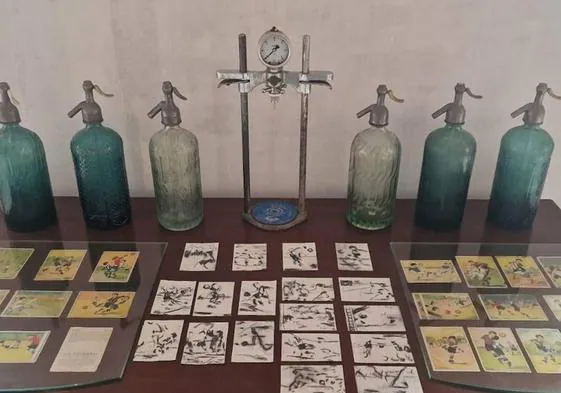 La instalación. La muestra de sifones de Lelo Cuesta ya está montada en el balneario de Borines, en Piloña, y cuenta con 300 botellas, maquinaria antigua y documentación histórica.