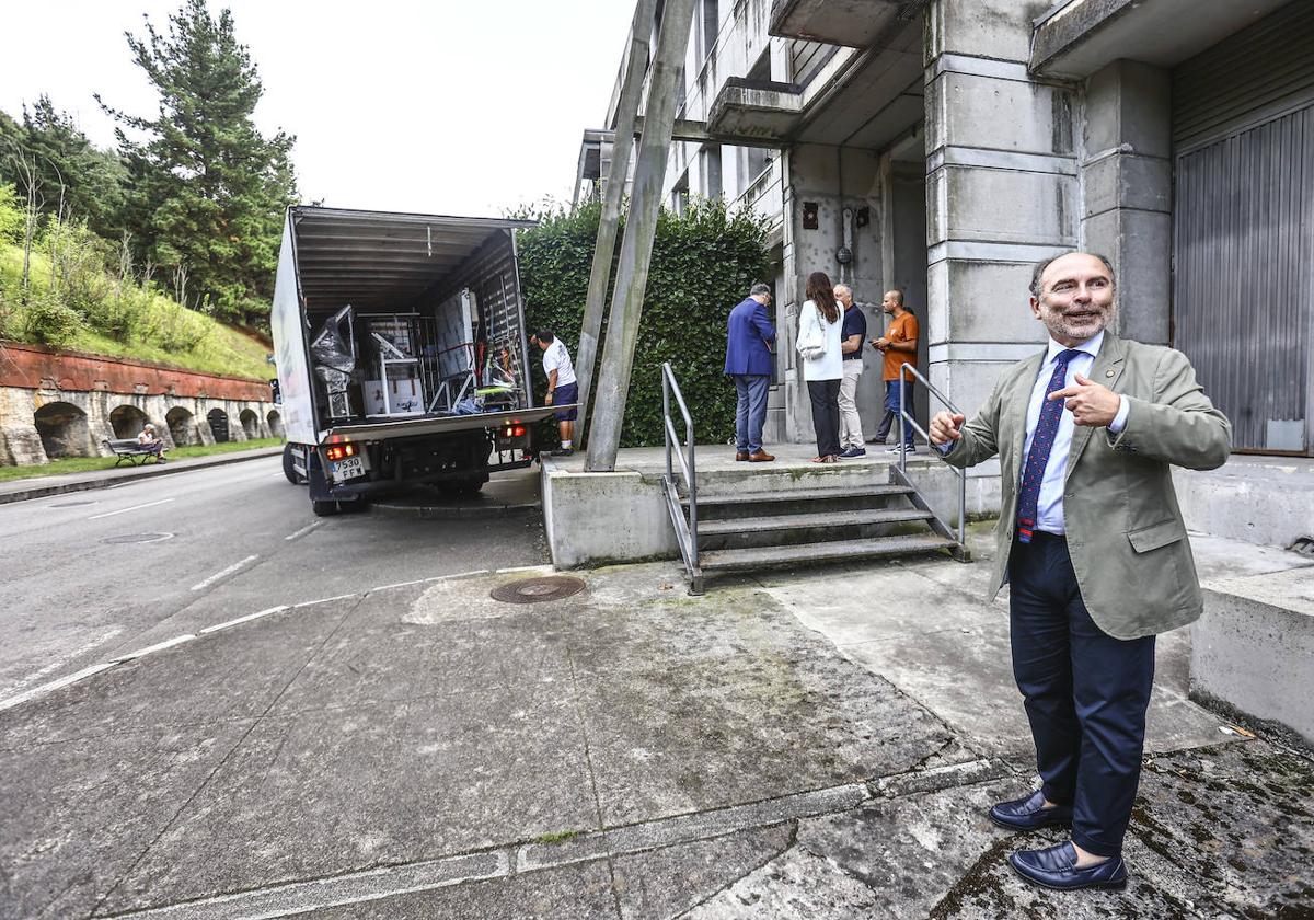 El rector de la Universidad de Oviedo, Ignacio Villaverde, el pasado mes de septiembre supervisando la mudanza de la Escuela de Minas.