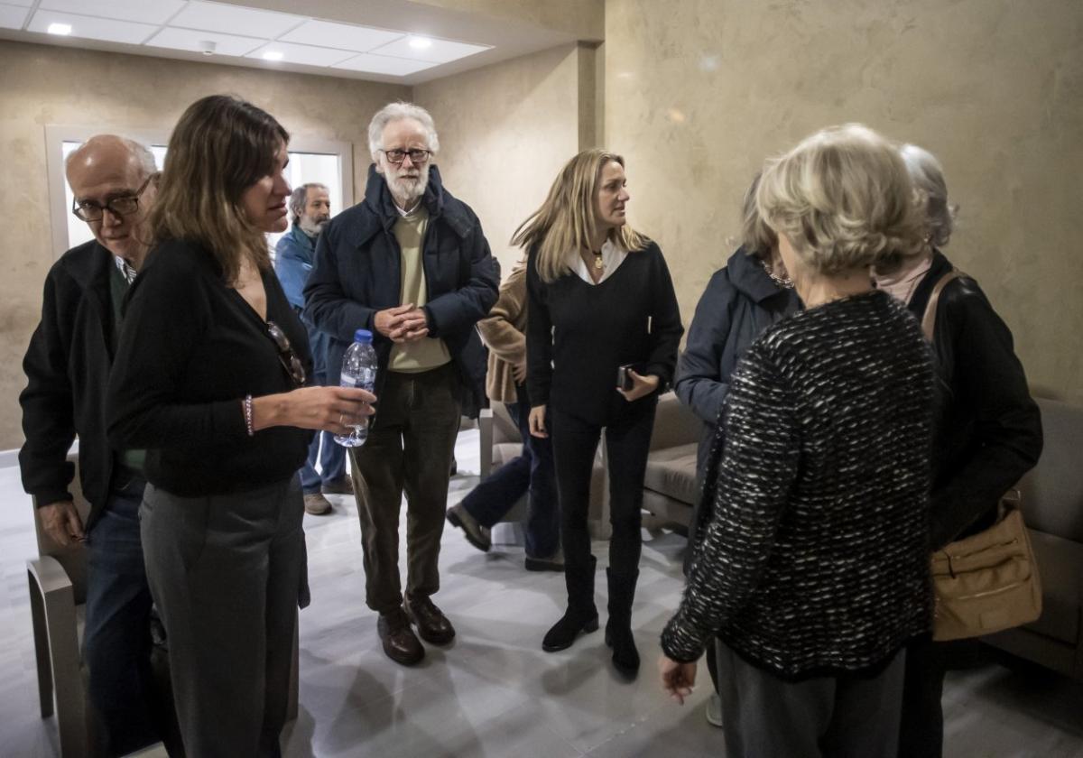 La familia de Ramón Fernández-Rañada, ayer en el tanatorio de Los Arenales, donde se instaló la capilla ardiente.