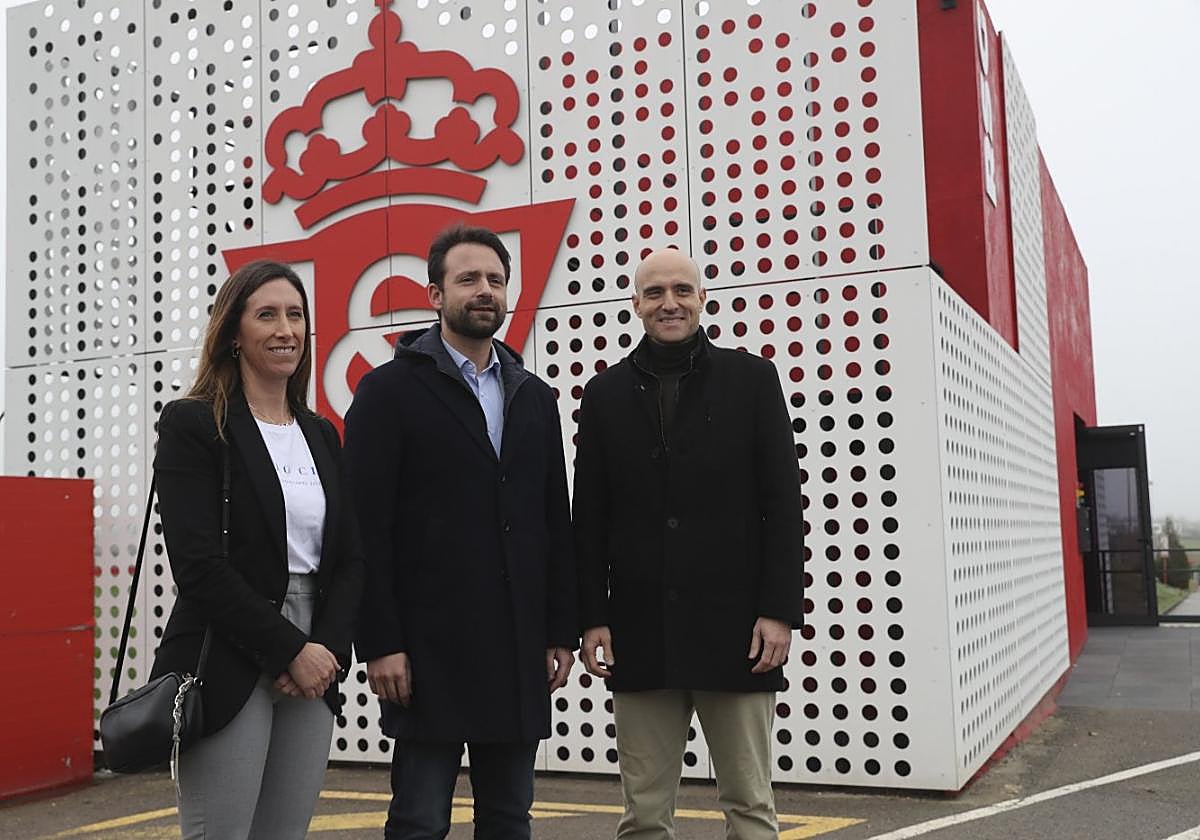 La vicealcaldesa Ángela Pumariega y el líder popular asturiano Álvaro Queipo, ayer, con David Guerra.