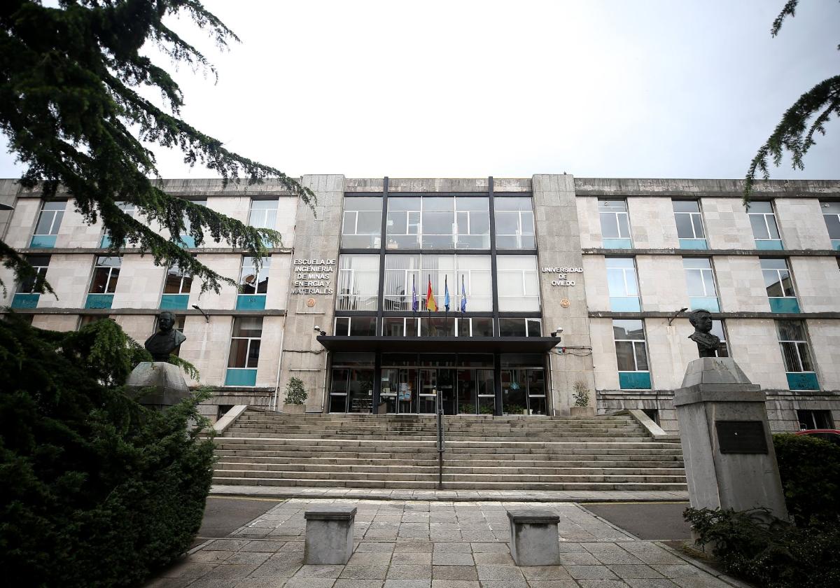 La fachada principal de la Escuela de Minas.