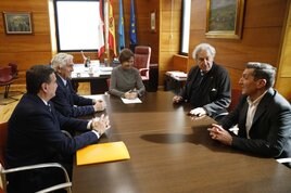 Borja del Campo, Gonzaga Escauriaza, Carmen Moriyón, Alfredo Álvarez y Jorge Pañeda, ayer, en el despacho de la alcaldesa.