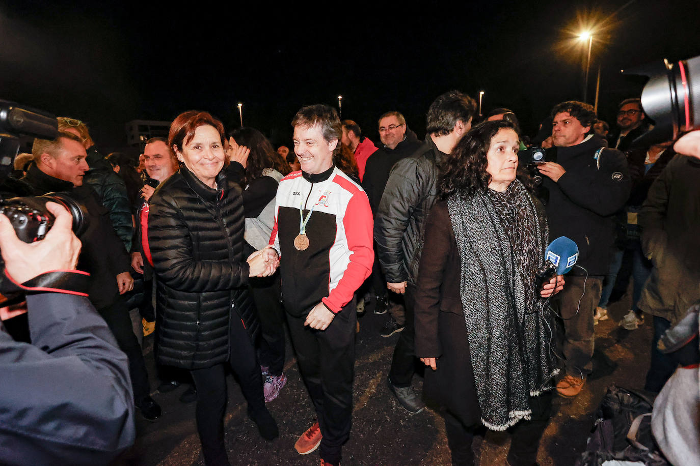 Así ha sido el recibimiento de Gijón a las campeonas del Telecable Hockey