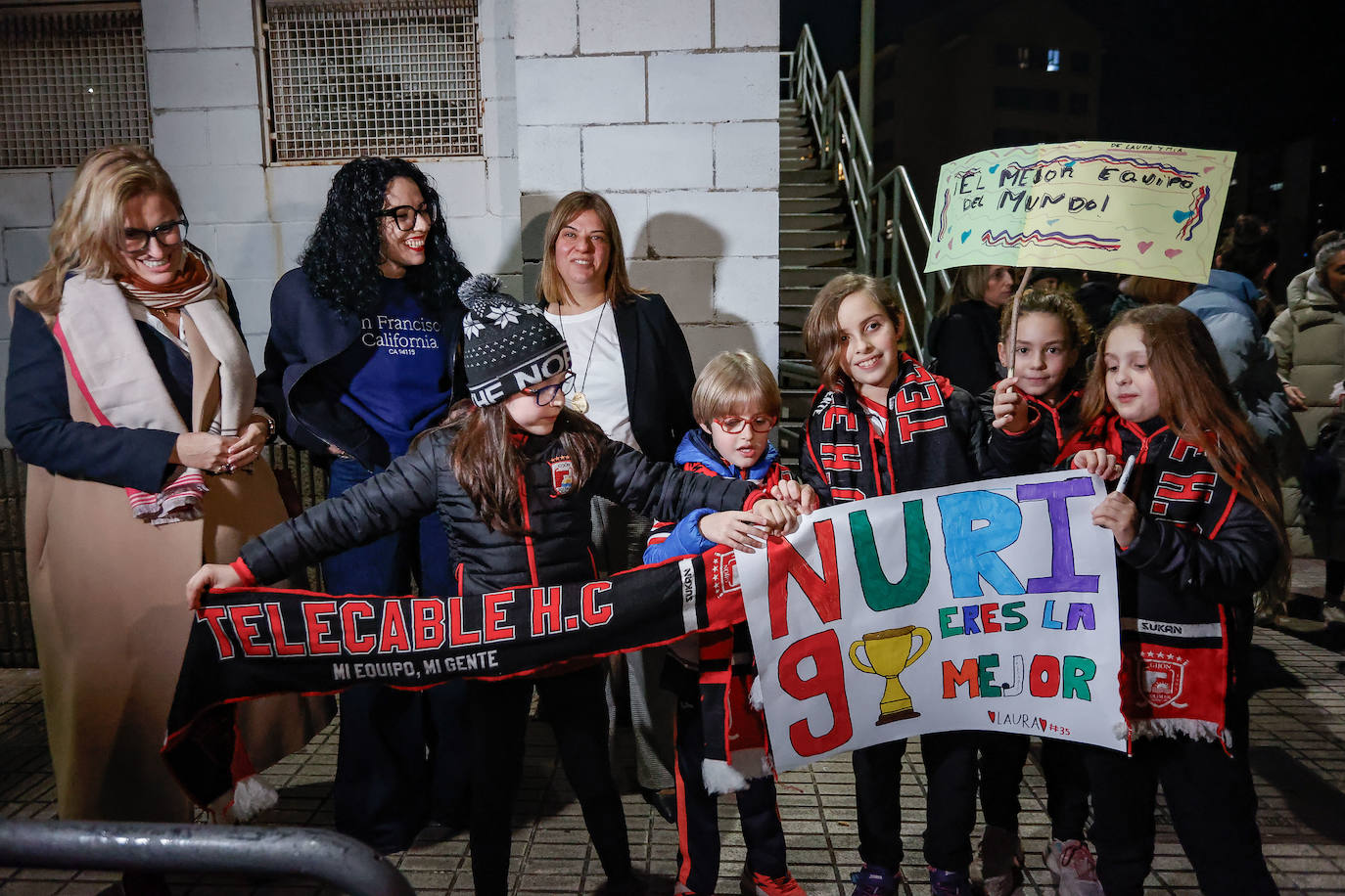 Así ha sido el recibimiento de Gijón a las campeonas del Telecable Hockey