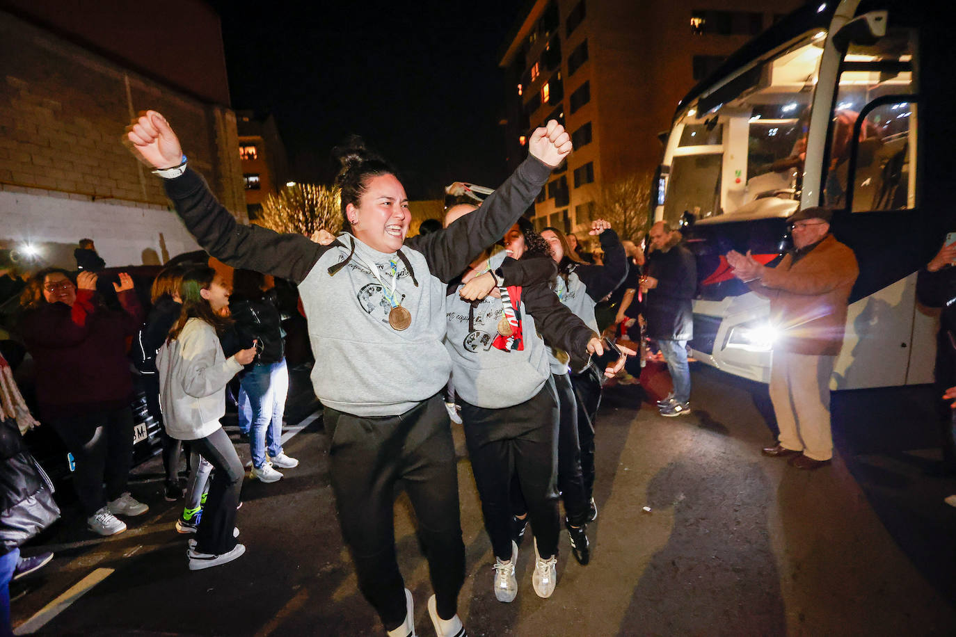 Así ha sido el recibimiento de Gijón a las campeonas del Telecable Hockey