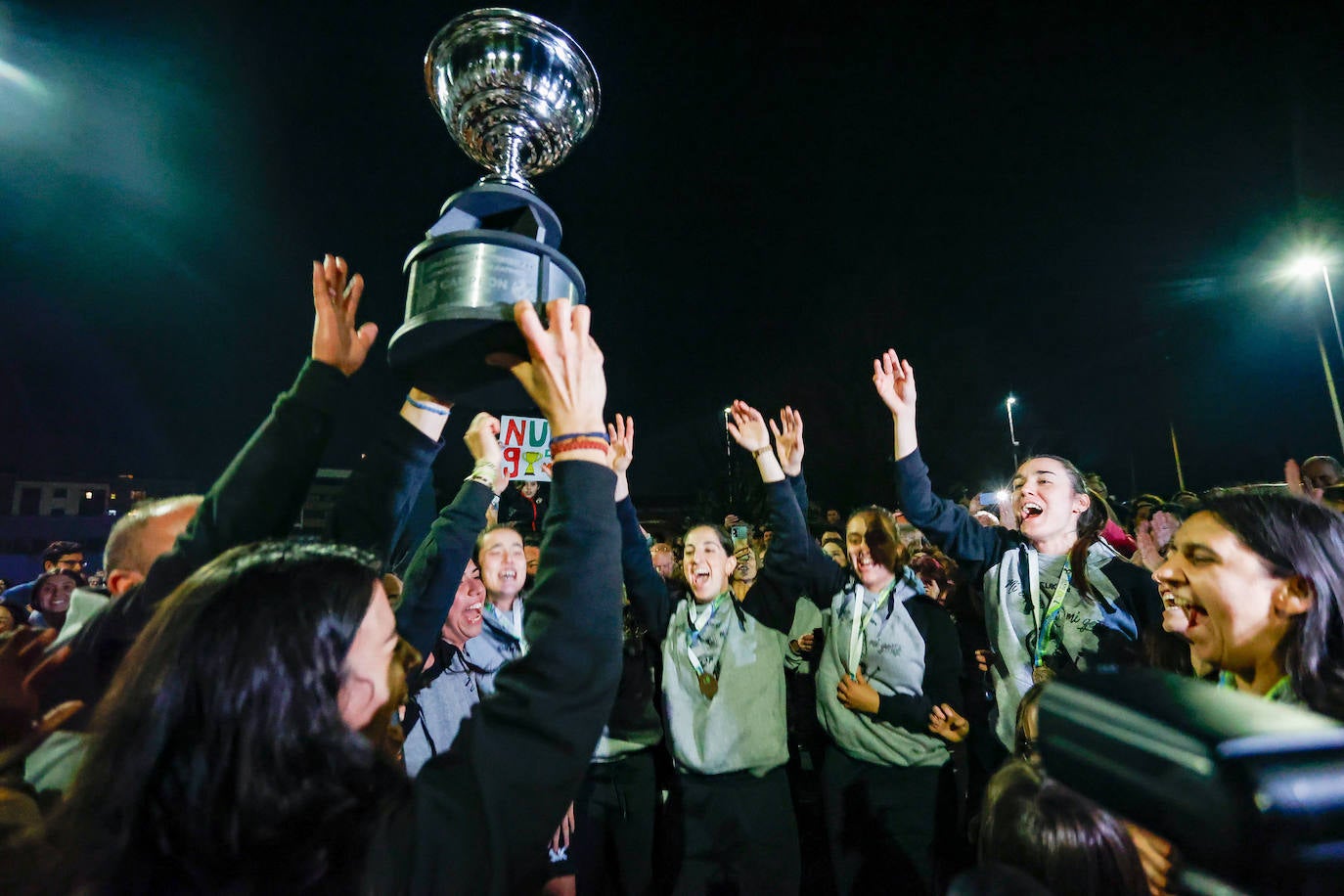 Así ha sido el recibimiento de Gijón a las campeonas del Telecable Hockey