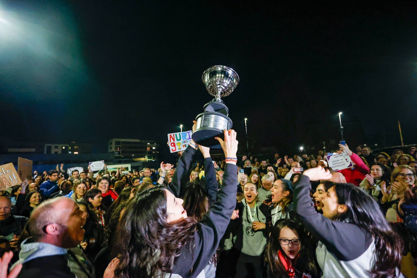 Así ha sido el recibimiento de Gijón a las campeonas del Telecable Hockey