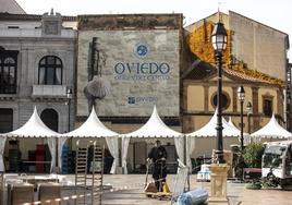 El equipo de seguridad del programa Masterchef instala el set de rodaje en la plaza Alfonso II El Casto.