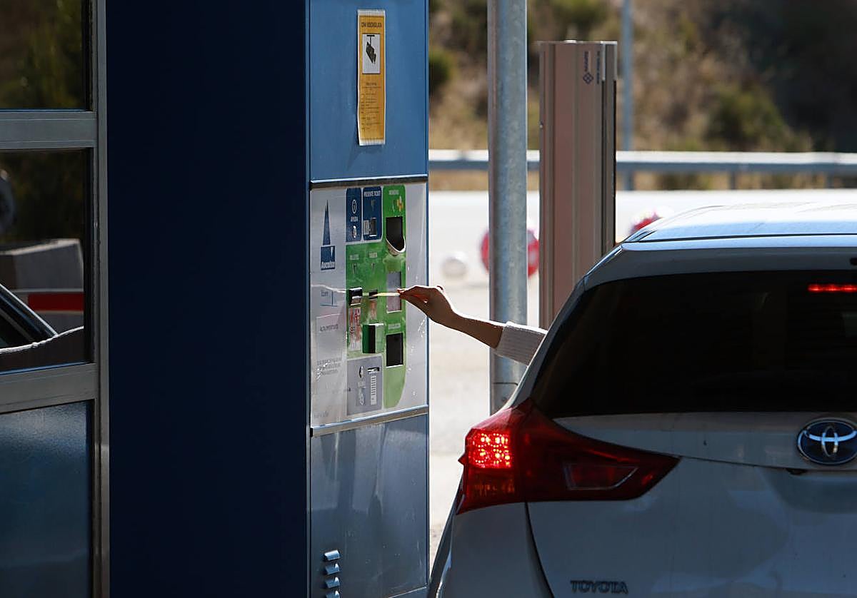 Peaje de la autopista del Huerna.