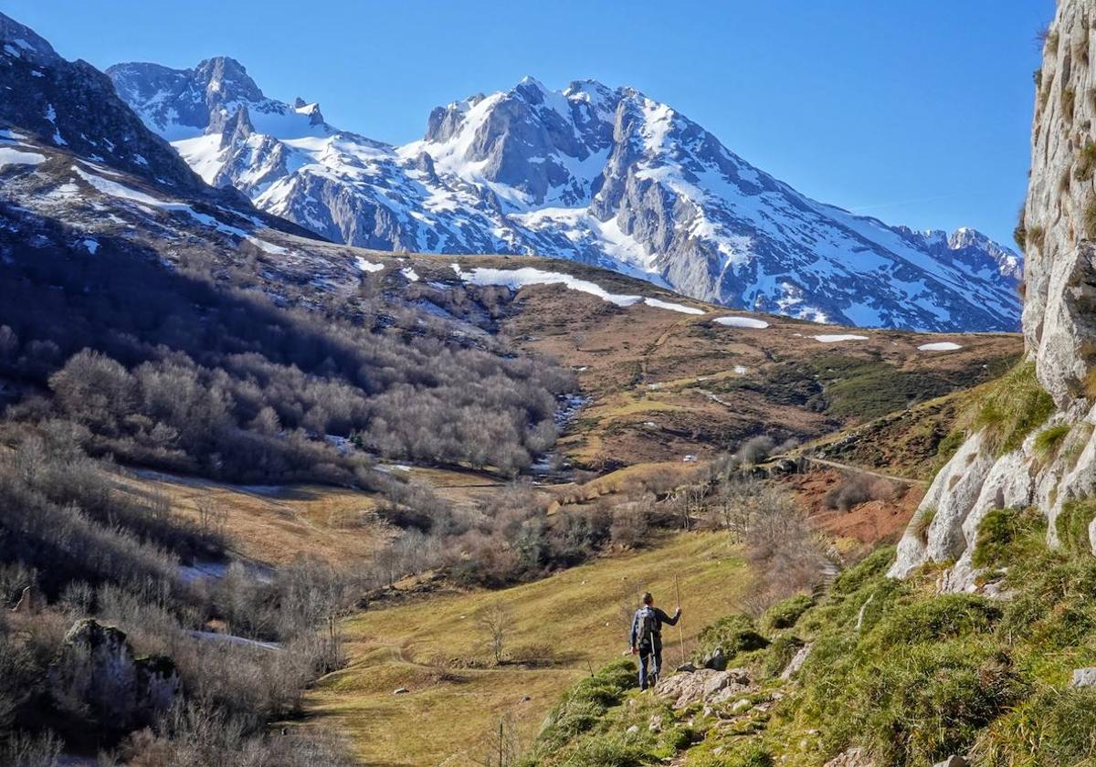 El plan está claro: 4 jornadas conociendo por dentro rincones poco conocidos de Picos de Europa, en pleno equinoccio primaveral, con todas las comodidades de un refugio como base logística y la media pensión incluida