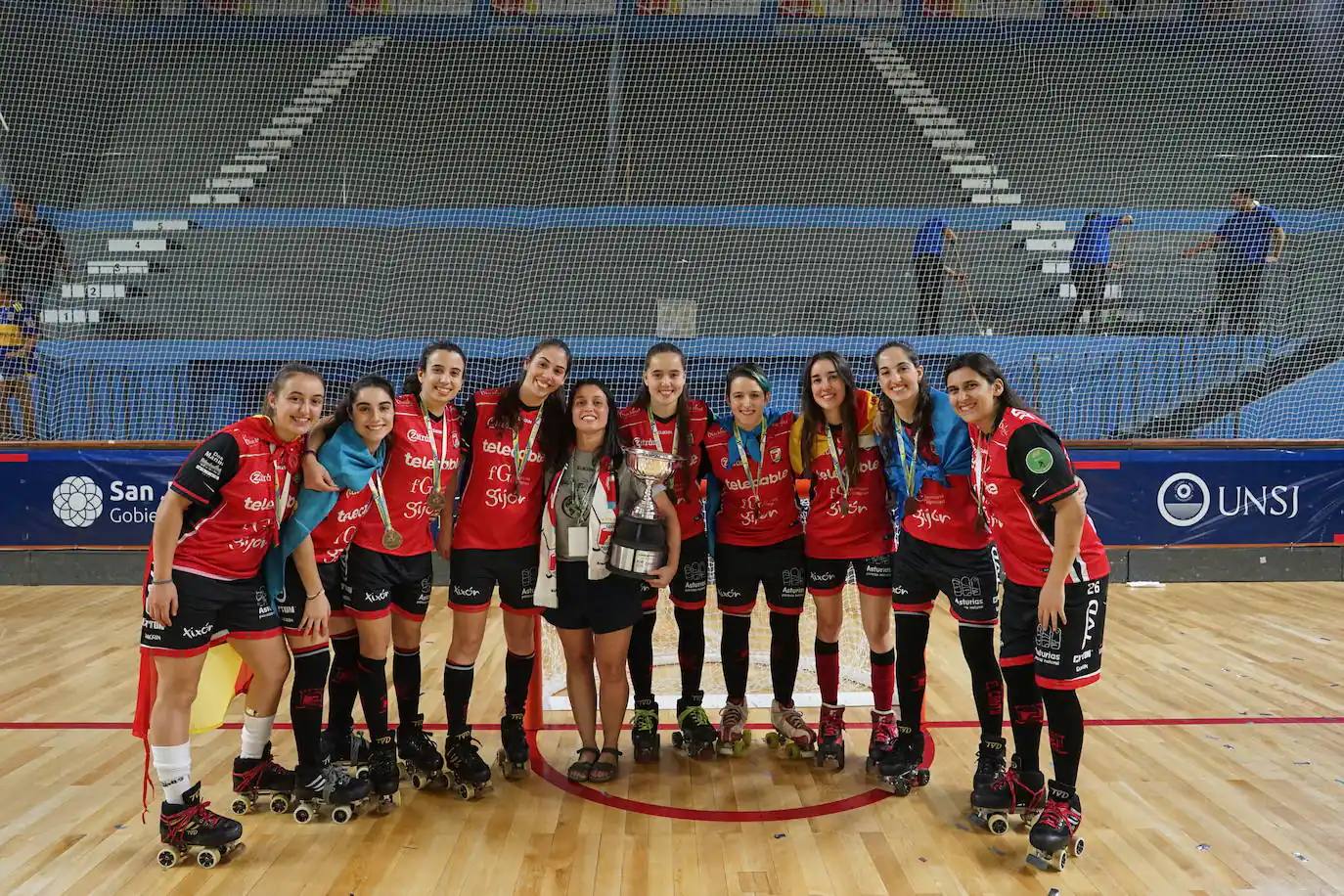 Las jugadoras del Telcable, con la copa.