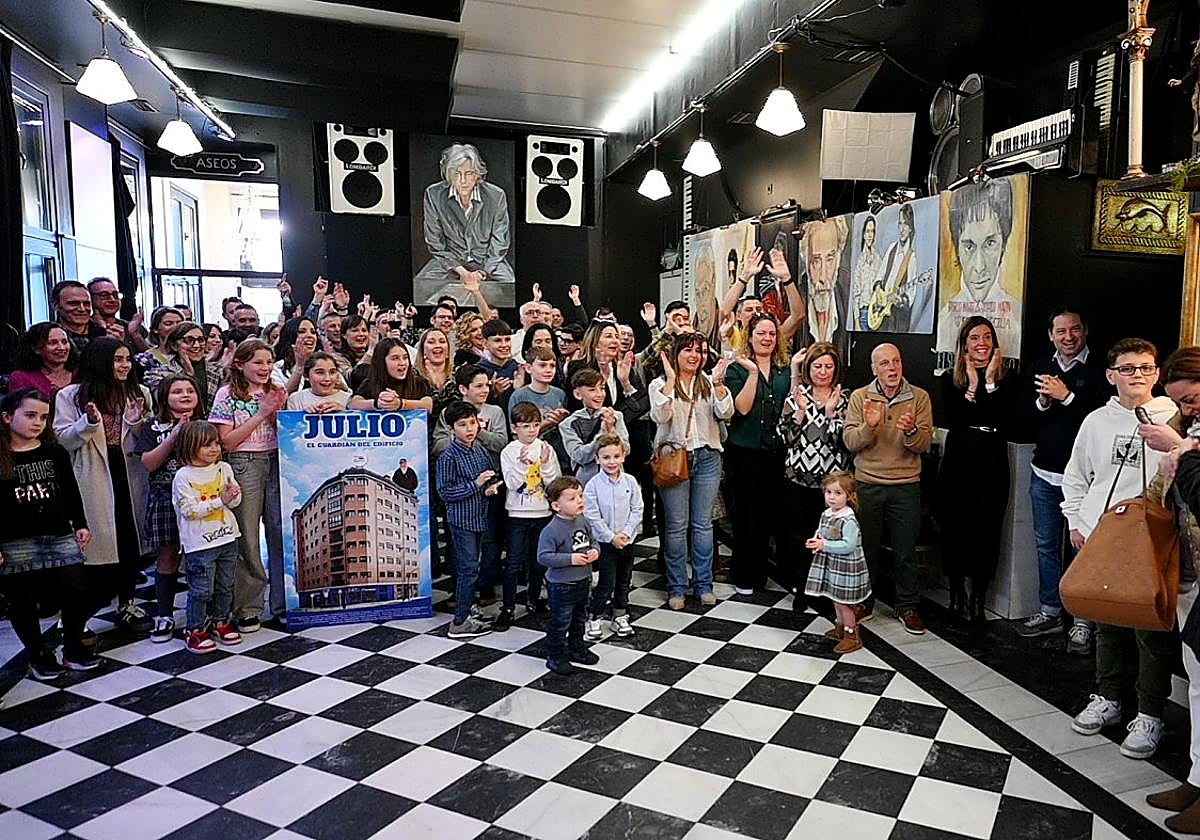 Julio Aguado, a la derecha, recibe la sorpresa en el Santa Cecilia.