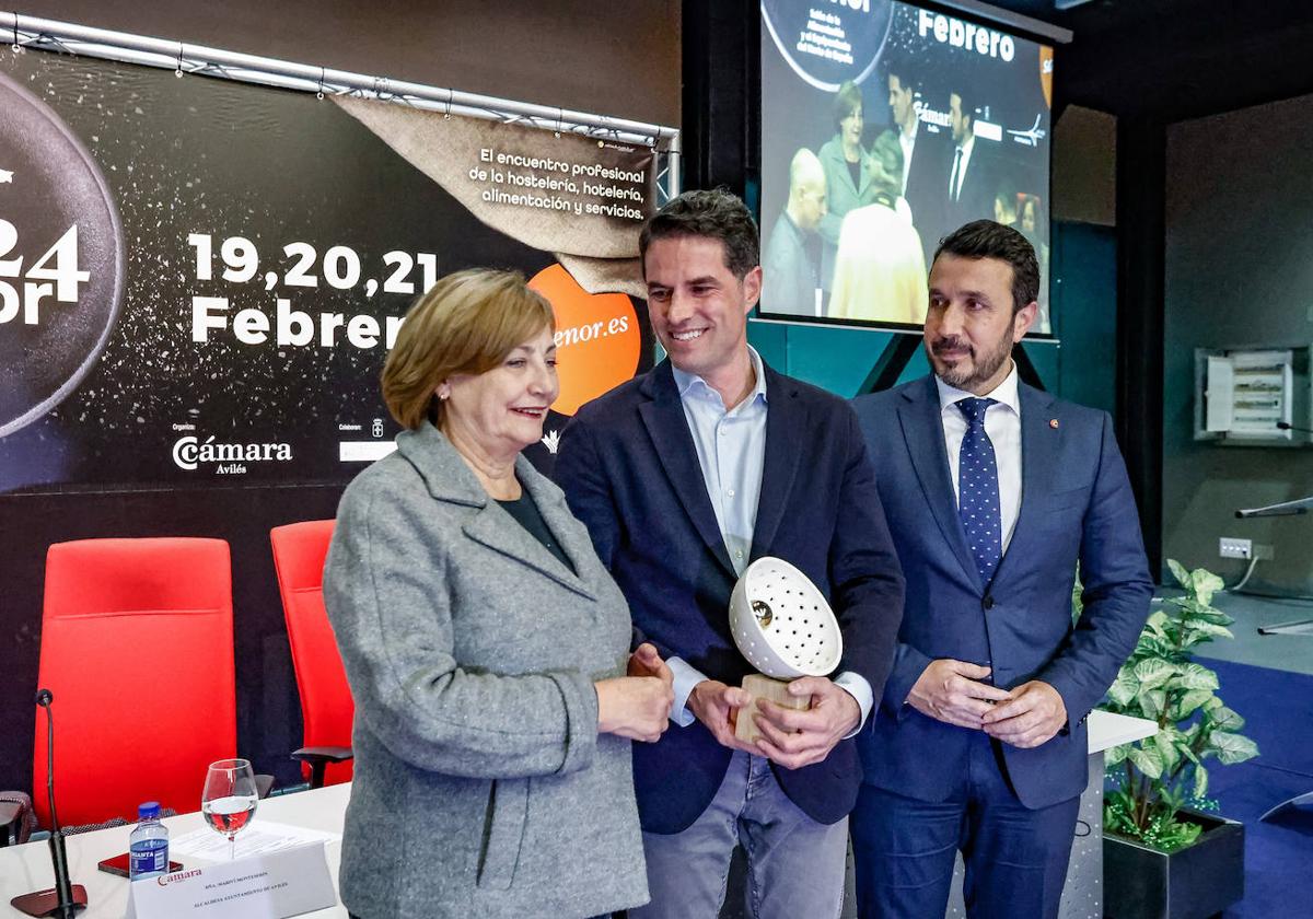 La entrega del premio de Salenor a Confitería Rialto, ayer en la clausura de la feria.