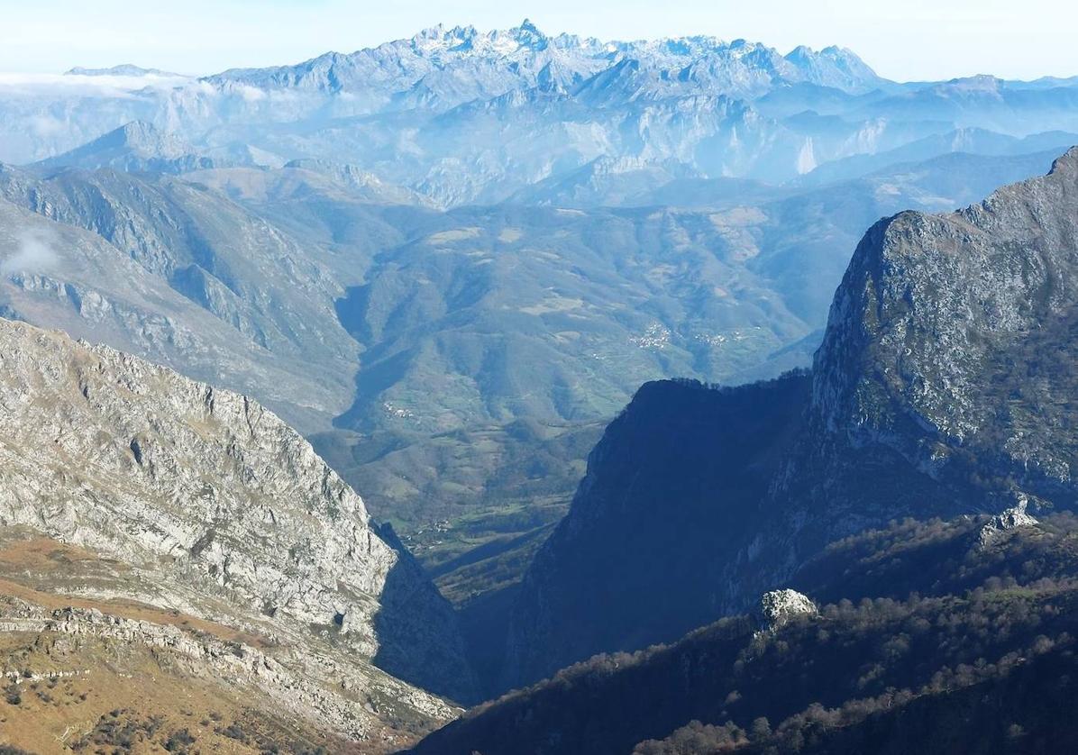 LLegando a la cumbre del Campigüeños, mirando hacia los Picos de Europa y la foz de la escalada