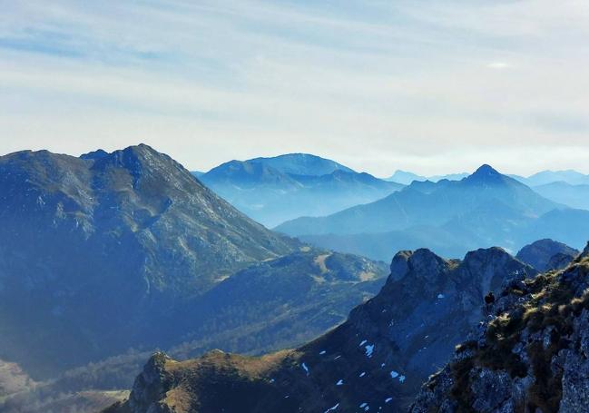 Desde la cumbre del Campigüeños mirando hacia el Tiatordos y el Maciédome, reyes de las alturas de Redes