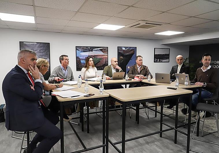 Pablo Menéndez, María Tato, Daniel Pinín, Ángela Pumariega, Jesús Martínez Salvador, Félix Baragaño, David Guerra y Leví Pérez, ayer, en la sala 1908 de El Molinón