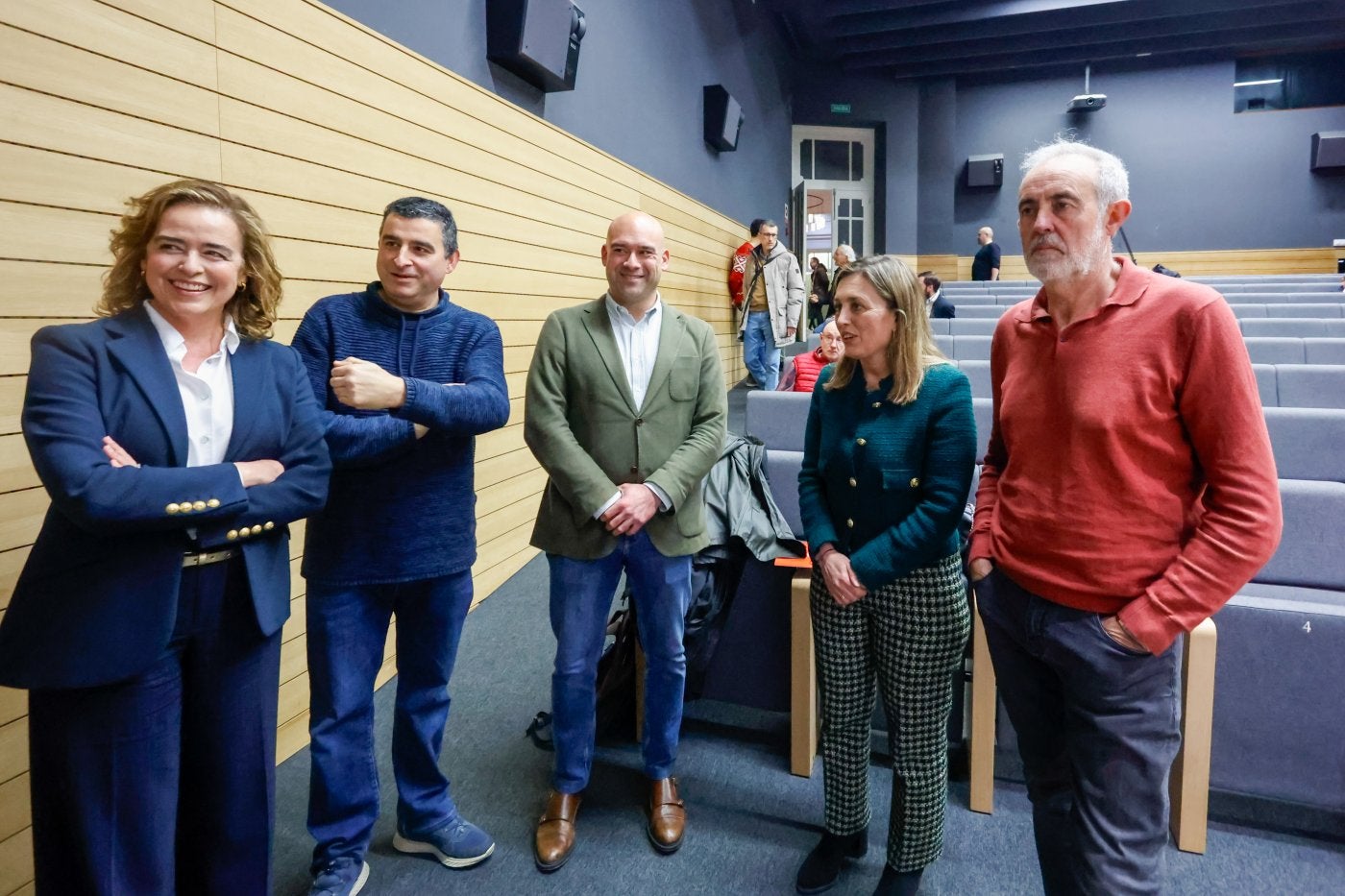 Verónica Durán, Pedro Roldán, Jesús Martínez Salvador, María Calvo y Manuel Cañete antes del debate.
