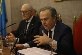 Javier Junceda, con Ramón Rodríguez, durante su charla.