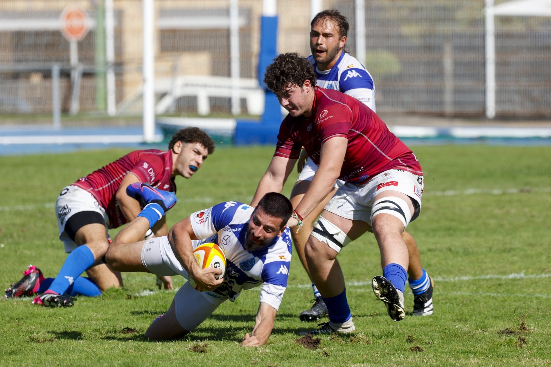 Sebas Dorigón trata de mantener el oval tras un placaje.