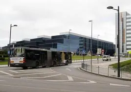 Un autobus accediendo al HUCA, en Oviedo.