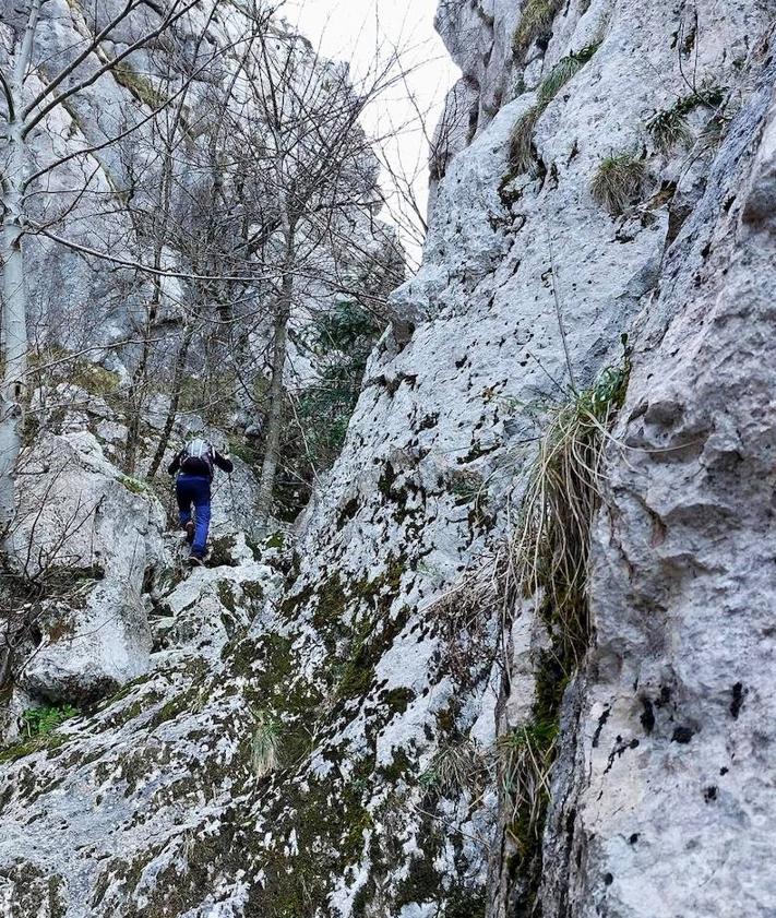 Imagen secundaria 2 - Requexón de Valdunes asomando entre las verticales paredes de la foz de Melordaña/ Estrechez empinada de la foz, desde arriba/ Subiendo la foz de Melordaña 