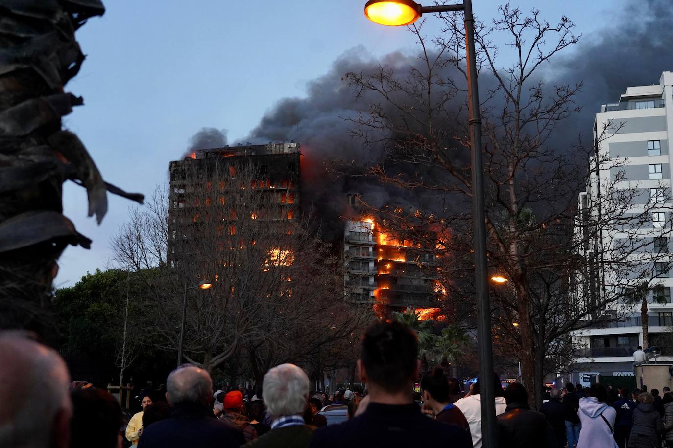 Terrorífico incendio en un edificio de Valencia: las imágenes del fuego