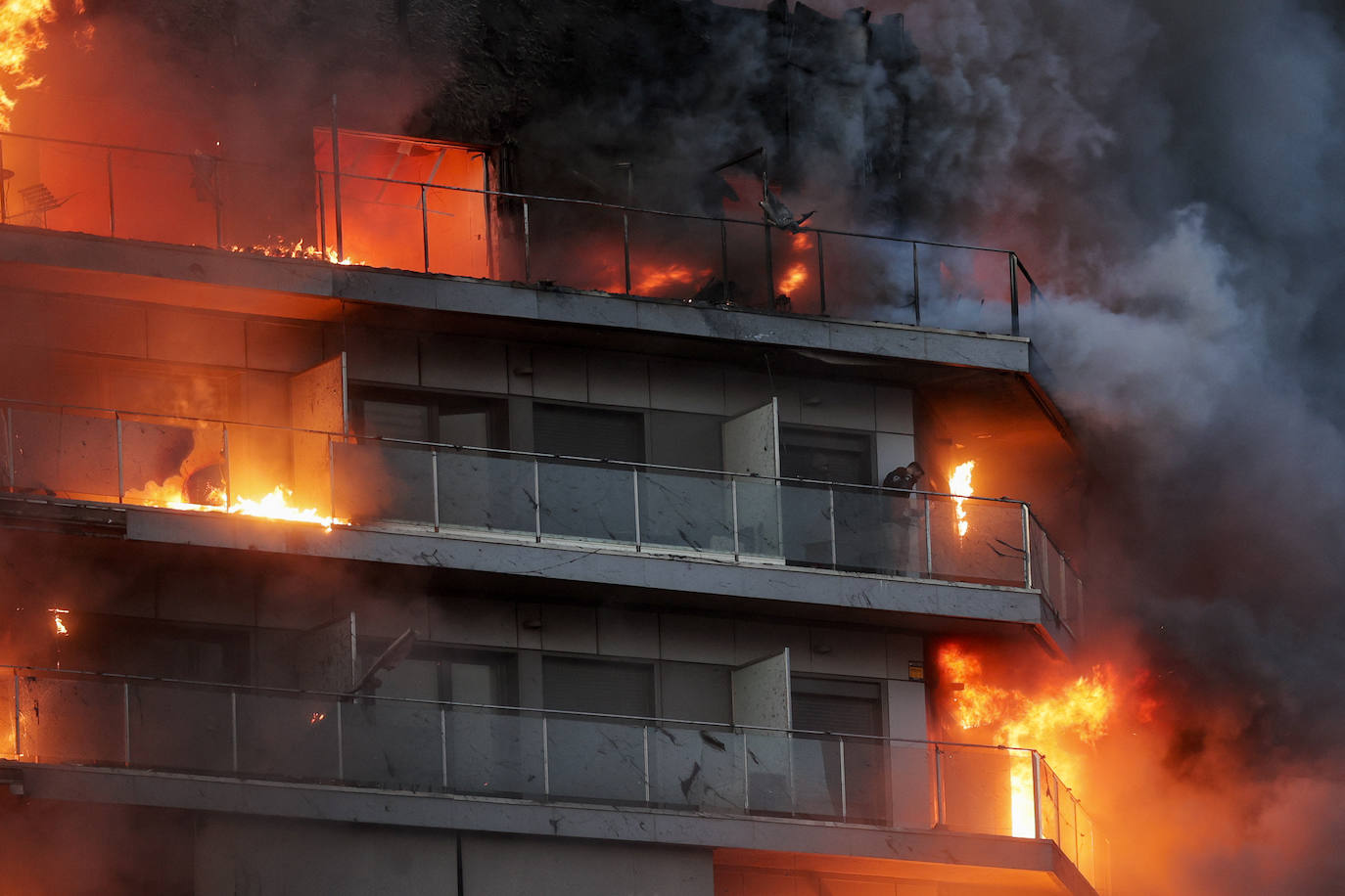 Terrorífico incendio en un edificio de Valencia: las imágenes del fuego