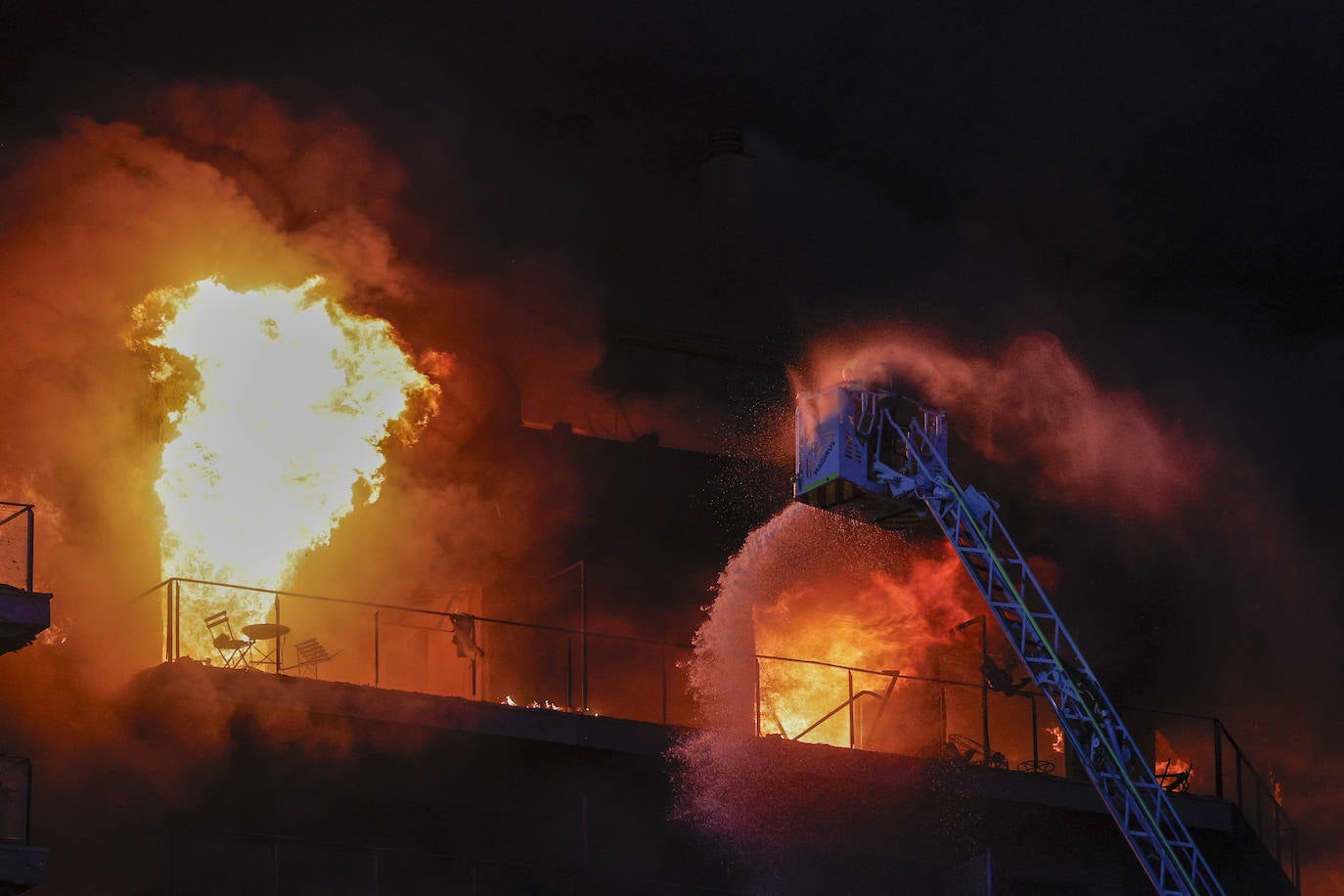 Terrorífico incendio en un edificio de Valencia: las imágenes del fuego