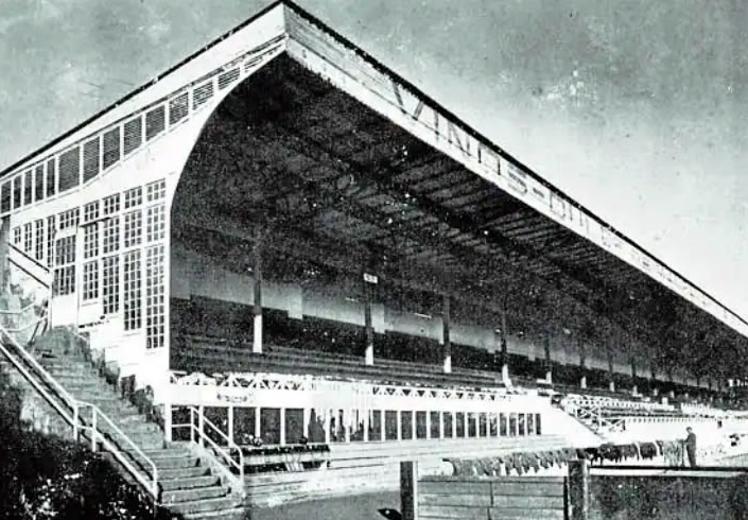 Un incendio arrasó la tribuna principal de El Molinón en 1933, que fue reconstruida a continuación. Esta es la imagen de la conocida como la 'tribunona', que se derribó en 1971