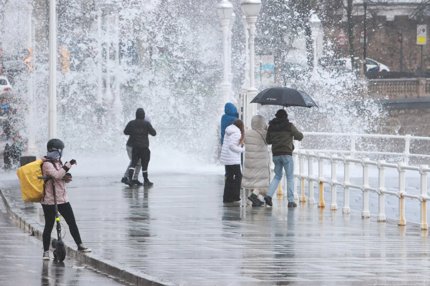 El temporal 'Louis' devuelve la nieve a las cumbres y paraliza la pesca