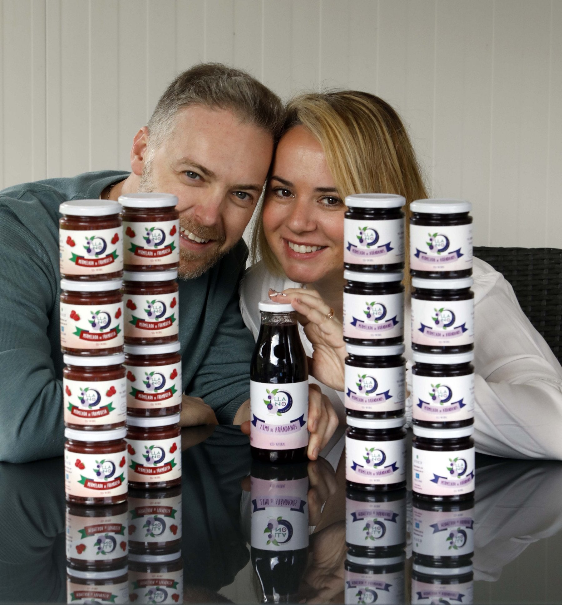 Óscar Durán y Jéssica García enseñan las mermeladas y zumos que elaboran en Villaviciosa.