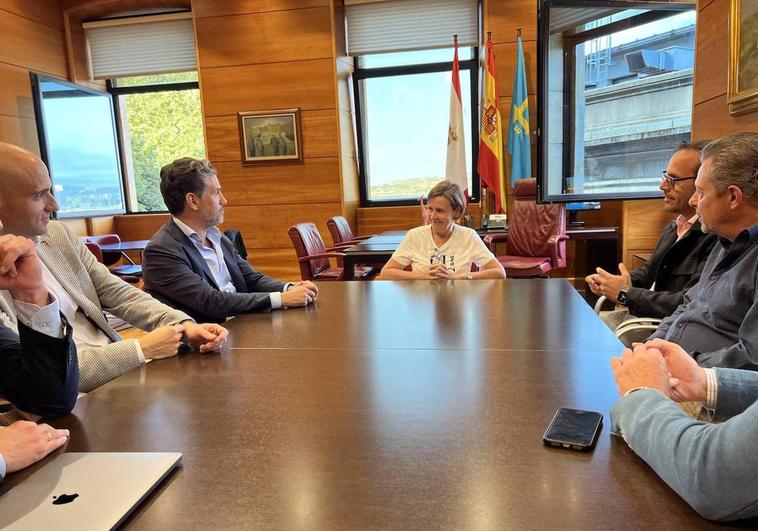 Carmen Moriyón, alcaldesa de Gijón, en su primer encuentro con Alejandro Irarragorri.