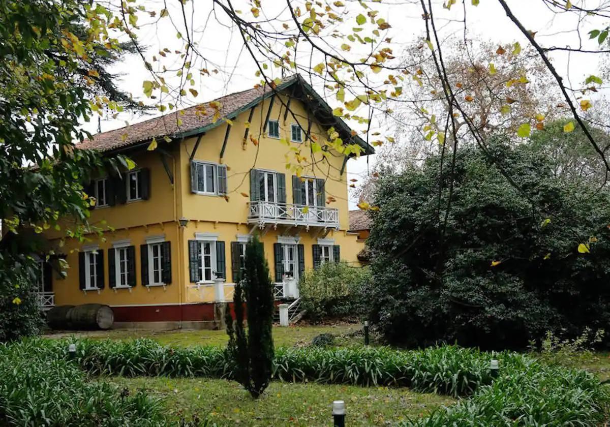 Parte de los jardines y al fondo la centenaria casa.