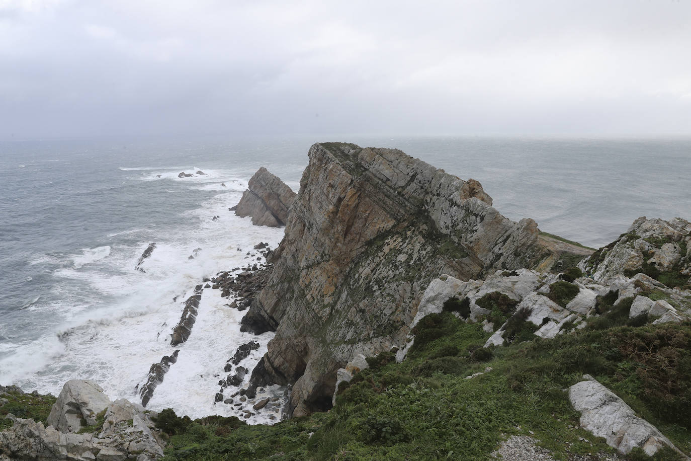 Intensa búsqueda en el Cabo Peñas: buscan a un ovetense que desapareció el martes