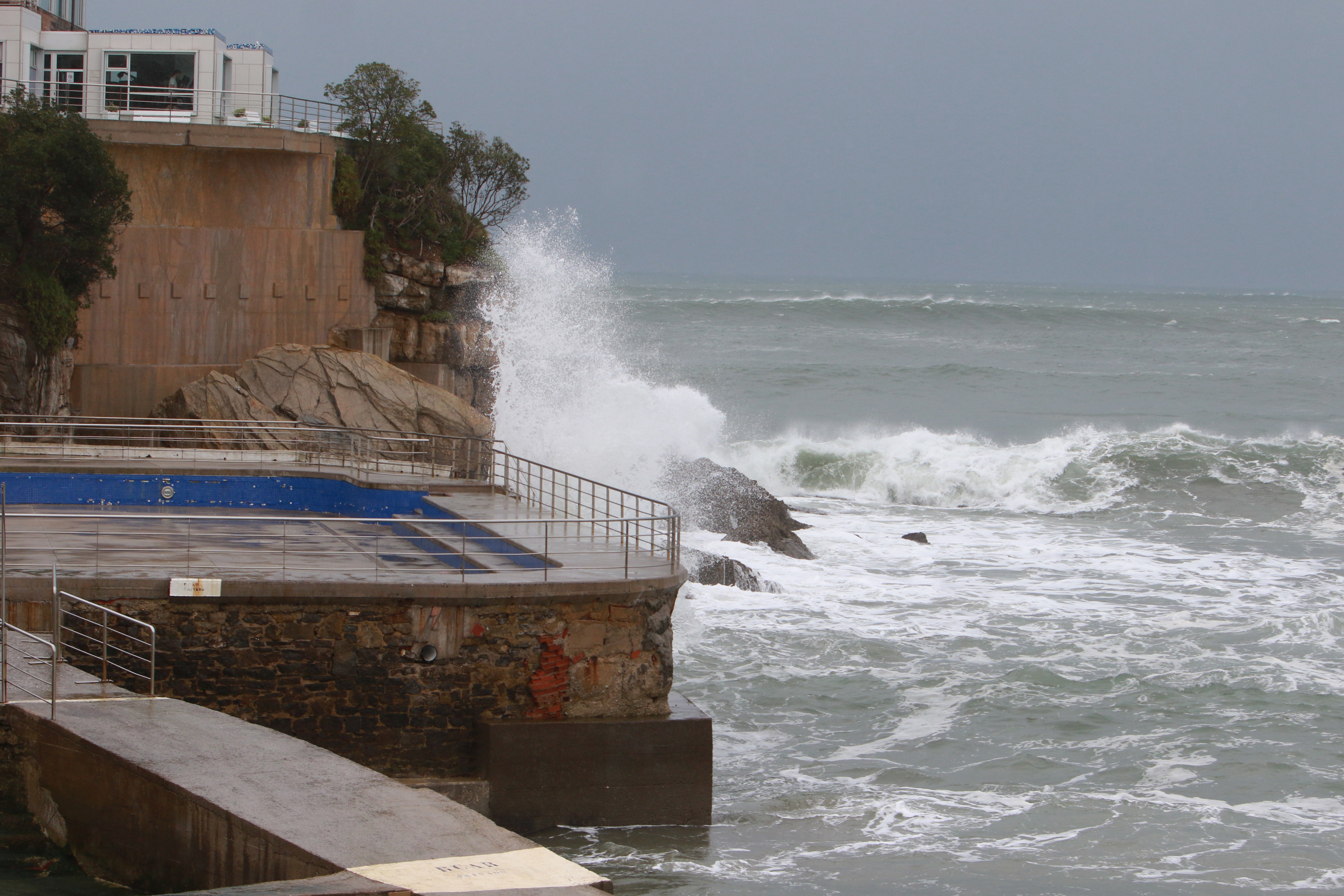 Las imágenes del fuerte oleaje en Gijón