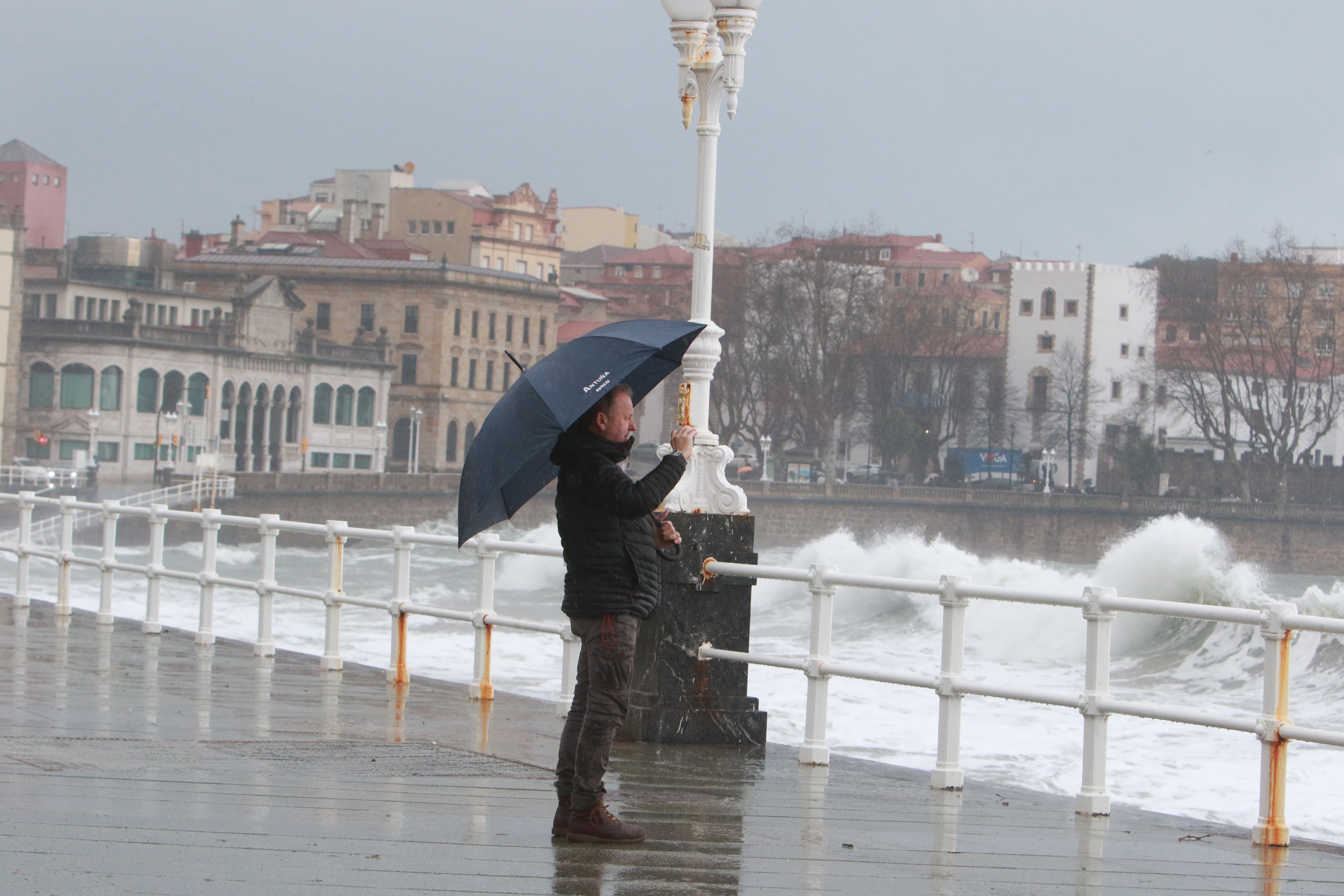 Las imágenes del fuerte oleaje en Gijón