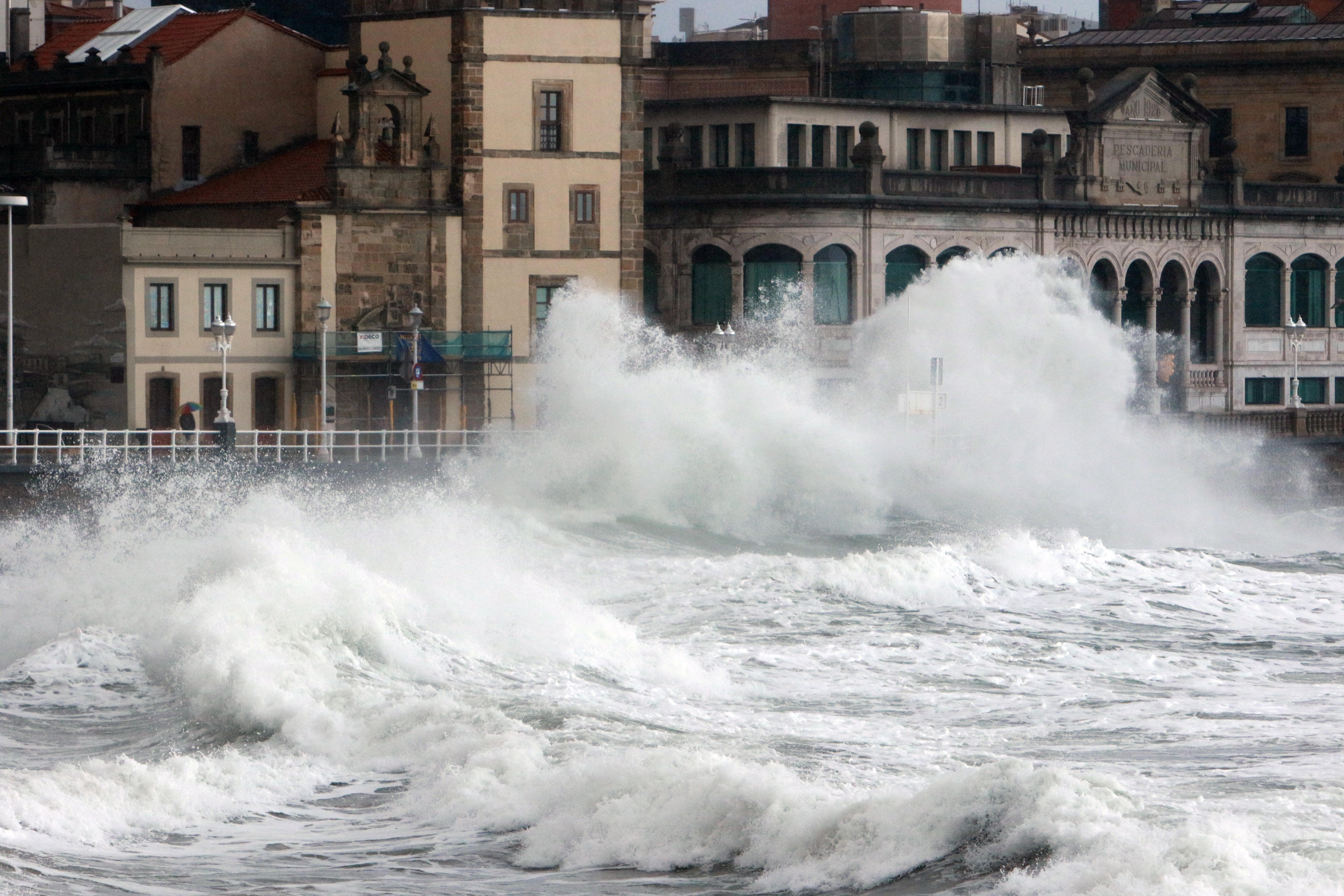 Las imágenes del fuerte oleaje en Gijón