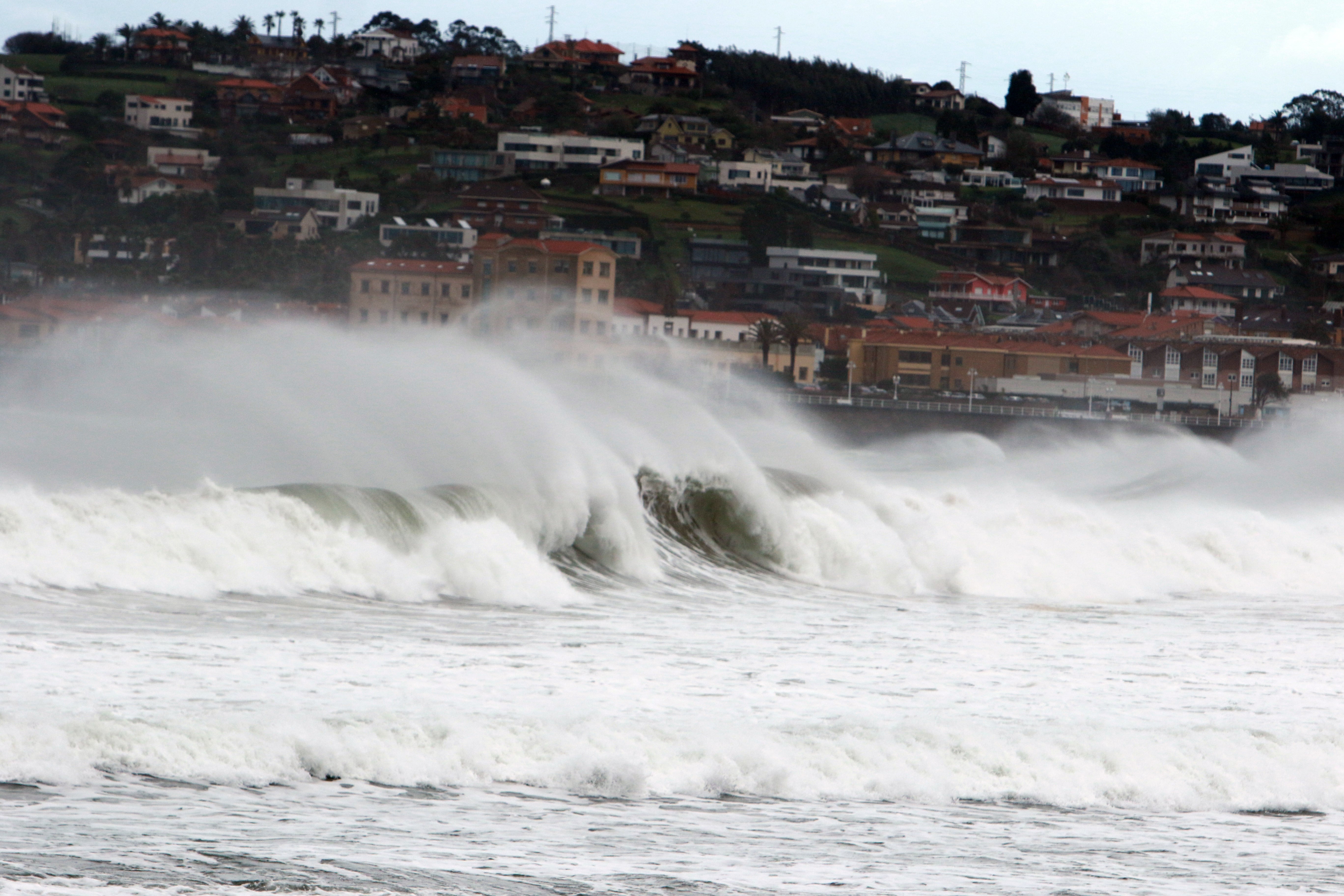 Las imágenes del fuerte oleaje en Gijón