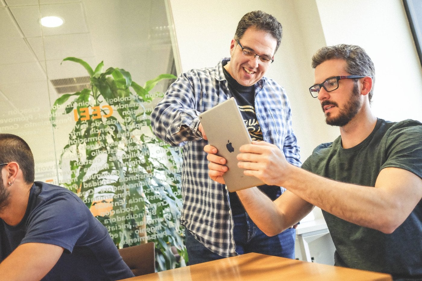 Carlos González, uno de los fundadoresde Onirix, con Víctor Fernández, 'software engineer', ven desde el navegador del iPad una experiencia de realidad aumentada creada con Onirix Studio.
