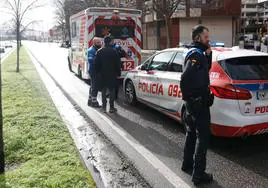 Policía Local y una ambulancia, en el lugar del atropello, en La Calzada.