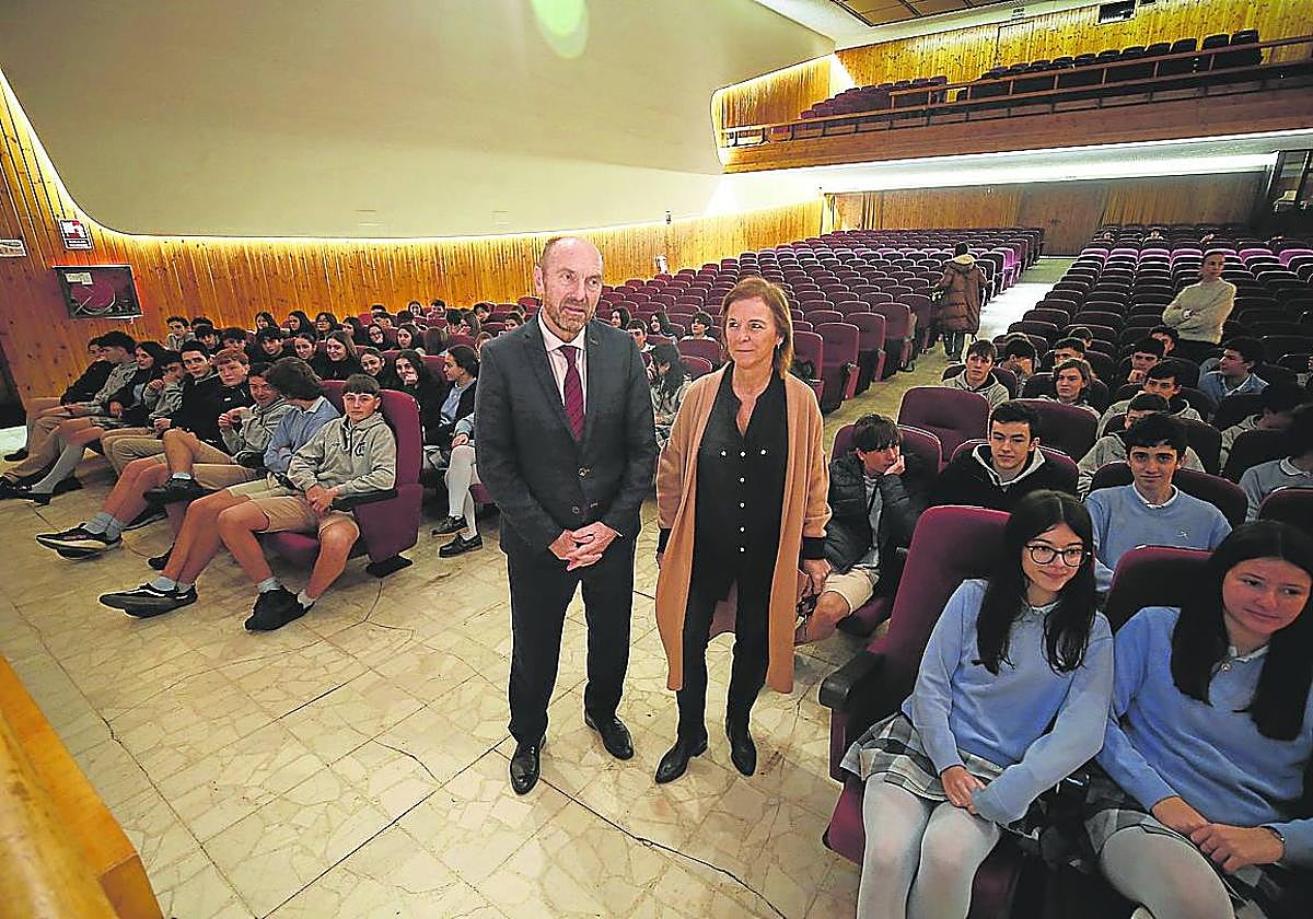 Juan Cofiño junto a la directora académica del San Fernando, Carmen Bueno.