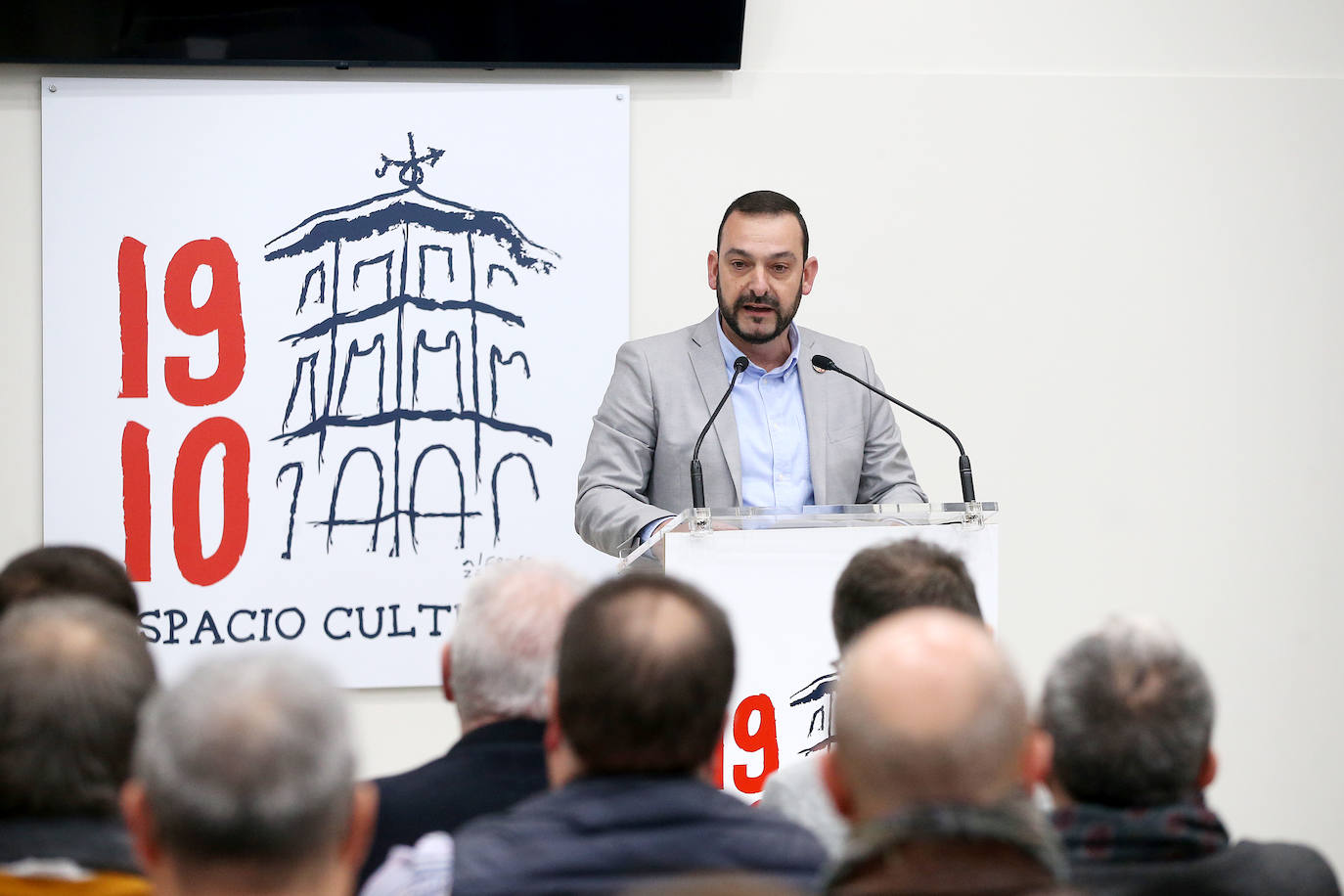 Víctor Manuel recibe en Mieres el Premio Espacio 1910