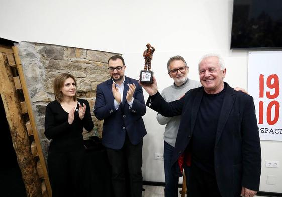 Víctor Manuel recibe en Mieres el Premio Espacio 1910