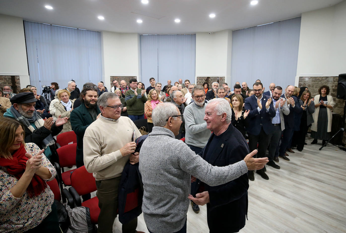 Víctor Manuel recibe en Mieres el Premio Espacio 1910