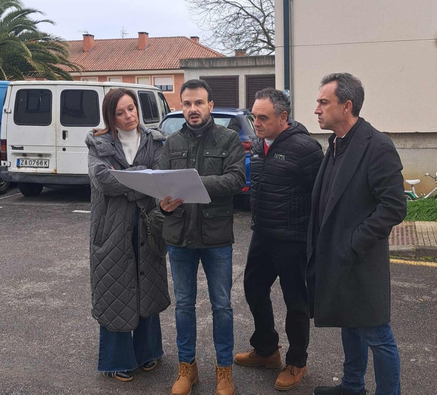 La concejala Sandra Fernández Villazón, el director general Jesús Daniel Sánchez, el alcalde Juan Cañal y el consejero Ovidio Zapico visitan el edificio de viviendas públicas en Nava.