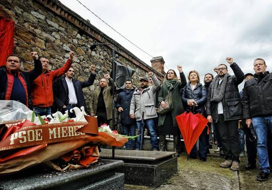 Acto de homenaje a Manuel Llaneza en Mieres.