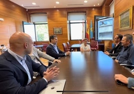 Reunión de Irarragorri en el Ayuntamiento con la Corporación.