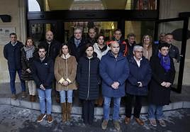 La corporación de Gijón guarda un minuto de silencio por las víctimas del incendio de Valencia.