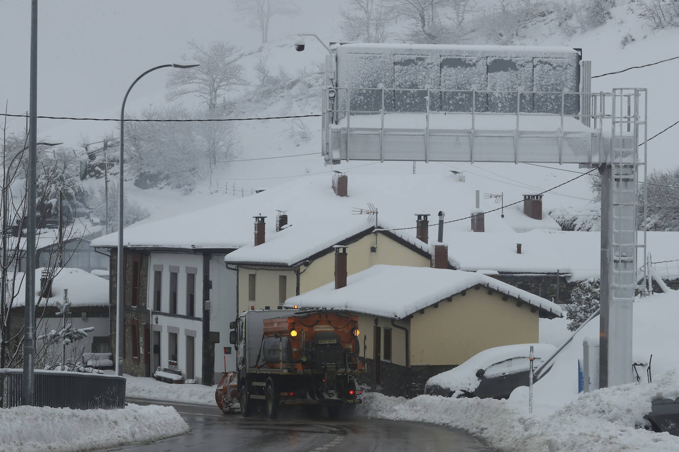 &#039;Mónica&#039; cubre de nieve Pajares