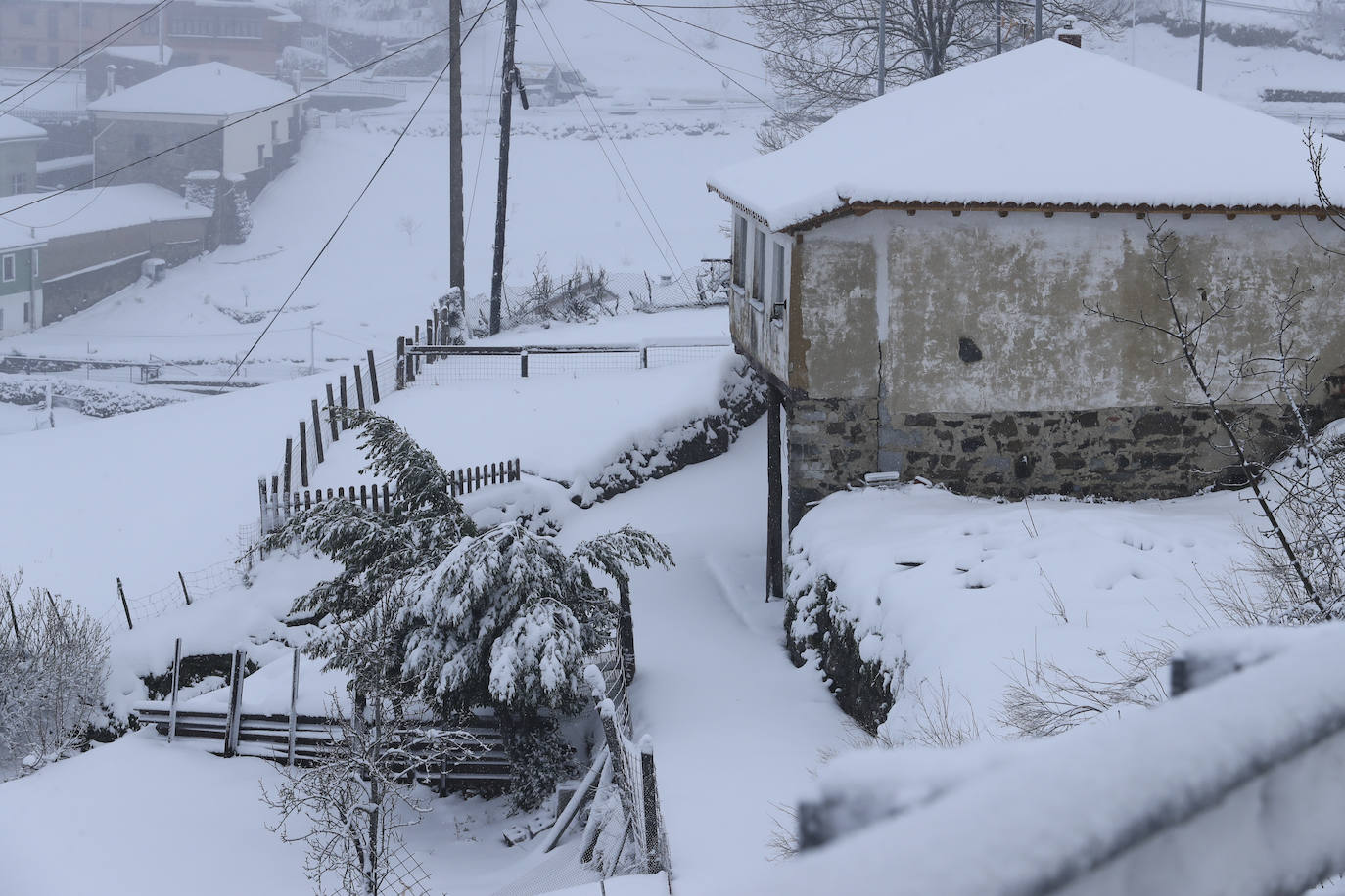 &#039;Mónica&#039; cubre de nieve Pajares